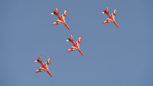 Hai máy bay đâm vào nhau trên không trung, phi công bung dù thoát hiểm trong gang tấc