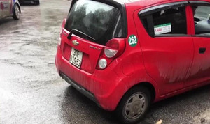 Tài xế taxi bị tố 'chặt chém', nhốt khách trong xe để đòi tiền