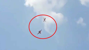 Clip: Khoảnh khắc 2 máy bay biểu diễn đâm nhau giữa trời rồi lao xuống đất bốc cháy