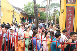 Ảnh: Người dân xếp hàng dài cả cây số chờ vía chùa Ông ở phố cổ Hội An