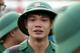 Video: Thanh niên Thủ đô bịn rịn trong ngày lên đường nhập ngũ