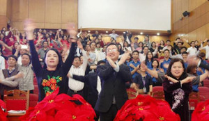 Bộ trưởng Nguyễn Thị Kim Tiến cùng các đại biểu tập thể dục giữa giờ giải lao