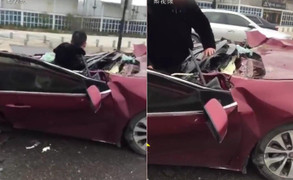 Clip: Ô tô bẹp dúm sau tai nạn, tài xế sống sót kỳ diệu như phim