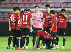 HLV Muangthong United: Đặng Văn Lâm mắc lỗi đứng sai vị trí
