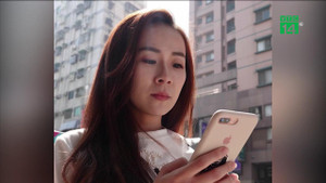 Hay dùng điện thoại dưới trời nắng, cô gái suýt thủng giác mạc