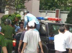 Công an khống chế kẻ nghi 'ngáo đá' dùng dao rượt đuổi đòi giết bố mẹ