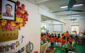 Video: Ngôi trường có lớp học mang tên Kim Nhật Thành, Kim Jong Il ở Hà Nội