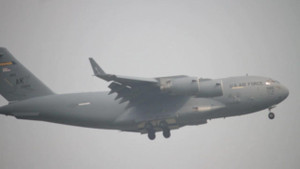 Video: Cận cảnh 'Ngựa thồ' C-17 mang phương tiện của ông Trump tới Nội Bài