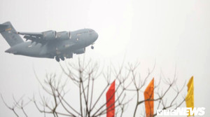 'Ngựa thồ' C-17 của Không quân Mỹ tiếp tục đáp xuống sân bay Nội Bài