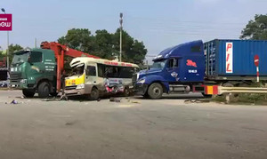 Clip: Hiện trường container, xe tải, xe khách đâm nhau liên hoàn trên đại lộ Thăng Long