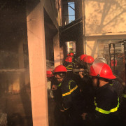 Nhà kho trường học bốc cháy, giáo viên nhanh trí đưa học sinh sơ tán