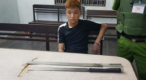 Lực lượng 911 khóa tay hàng chục thanh niên mang vũ khí, ma túy đi trong đêm ở Đà Nẵng