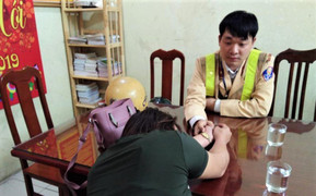 CSGT Hà Nội giải cứu phụ nữ kề kéo vào cổ, đòi nhảy cầu Chương Dương