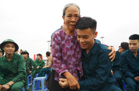 Cụ bà vào tận hàng quân đưa cháu trai gói muối vừng làm cả đêm gây xúc động mạnh