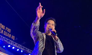 Danh ca Ngọc Sơn hát quan họ, tặng vàng cho khán giả khi đi lưu diễn