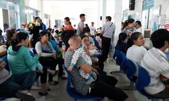 Người dân Đà Nẵng vật vã xếp hàng từ tờ mờ sáng chờ tiêm vắc xin 6 trong 1