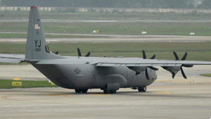 Ảnh: Vận tải cơ C-130 Hercules của Không quân Mỹ đã tới Nội Bài