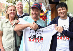 Video: Cửa hàng in áo có hình Trump - Kim đắt khách tại phố cổ Hà Nội