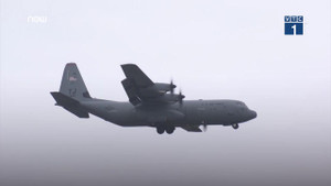 Clip: Máy bay C-130 của Mỹ hạ cánh xuống Nội Bài