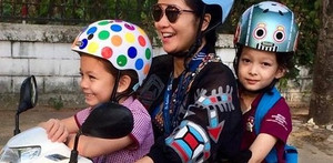 Sau ly hôn, Hồng Nhung thường xuyên đưa con đi học bằng xe máy