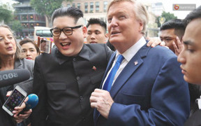 Bản sao của ông Trump và Kim Jong-un bị bảo vệ mời ra khỏi khách sạn