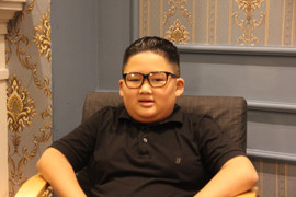 Cậu bé Hà Nội cắt tóc giống Kim Jong-Un nổi tiếng trên báo quốc tế: 'Con mong được mời ngài Kim cùng đi đá bóng'