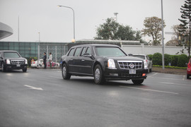 Video: 'Quái thú' của Tổng thống Trump chạy băng băng trên phố Hà Nội