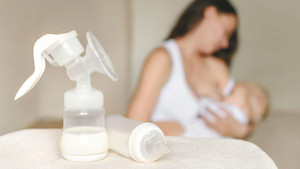 Mẹ dùng máy vắt sữa, con có nguy cơ mắc hen suyễn