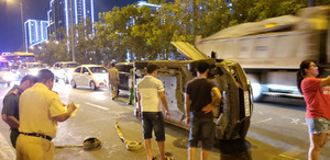 Phóng tốc độ cao, ô tô 'điên' phơi bụng giữa đường