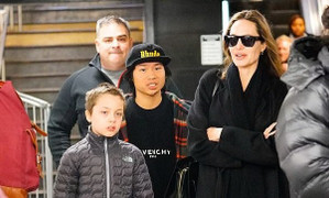 Pax Thiên cao lớn, đi mua sắm cùng mẹ Angelina Jolie và em trai