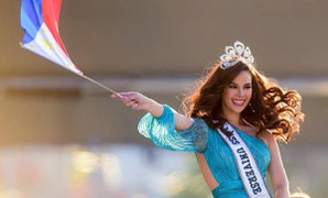 Đang diễu hành, Hoa hậu Hoàn vũ làm vỡ vương miện 6 tỷ đồng