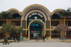 Video: An ninh thắt chặt, phóng viên quốc tế có mặt tại ga Đồng Đăng trước thượng đỉnh Mỹ - Triều