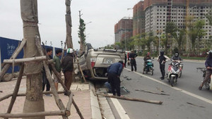 Ô tô tông đổ cây xanh, cột đèn rồi lật chổng vó trên đường, tài xế nhập viện