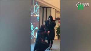 Mẹ quỳ gối cầu hôn bạn gái hộ con trai