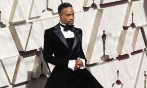 Độc và lạ: Nam diễn viên diện đầm dài phi giới tính tại Oscar 2019