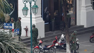 Báo nước ngoài kinh ngạc khi Lực lượng an ninh Việt Nam kiểm tra kỹ càng từng gốc cây, chậu cảnh