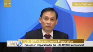 Video: Thứ trưởng Lê Hoài Trung phát biểu bằng cả tiếng Việt, tiếng Anh trong họp báo