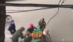 Clip người bán hàng rong bị tịch thu từng quả cam xôn xao dân mạng: Trưởng công an phường lên tiếng