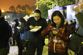 Lạng Sơn phát xôi nóng miễn phí cho phóng viên chờ đoàn tàu bọc thép của Triều Tiên ở Ga Đồng Đăng