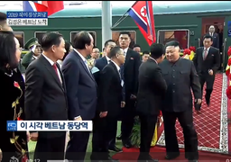 Video: Phiên dịch Triều Tiên hối hả chạy tới phiên dịch cho ông Kim Jong-un