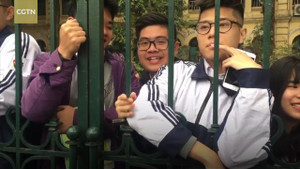 Video: Phóng viên nước ngoài choáng với cảnh người dân Hà Nội nồng nhiệt chào đón ông Kim