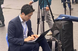 Phóng viên Hàn điển trai không thua kém tài tử điện ảnh khiến dân mạng 'chao đảo'