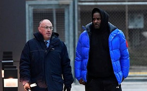 R. Kelly chi 100 nghìn USD để tại ngoại sau bê bối tấn công tình dục