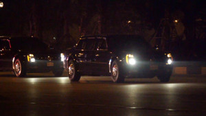 Video: 'Quái thú' dẫn đầu đoàn xe hàng chục chiếc tới đón Donald Trump tại Nội Bài