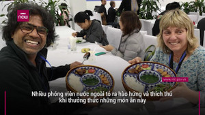 Phóng viên quốc tế hào hứng với ẩm thực Hà thành