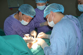 Bé trai 11 tuổi bị biến dạng cẳng tay sau một tháng đắp thuốc nam