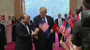 Clip: Hành động bất ngờ của Tổng thống Trump khi hội kiến Thủ tướng Nguyễn Xuân Phúc