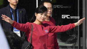Thần thái đỉnh cao của nữ ca sỹ tháp tùng ông Kim Jong-un