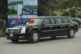 Video: Đoàn xe đưa Tổng thống Trump rời khách sạn đến Metropole gặp ông Kim Jong-un