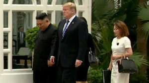 Video: Thời tiết Hà Nội làm thay đổi kế hoạch đi dạo của Trump - Kim